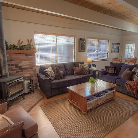 Cozy Mountain Hideaway Home